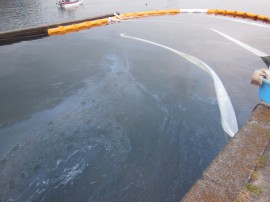 稲取港流出油防除作業